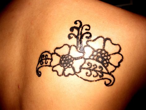 henna1 henna egy lány hátán