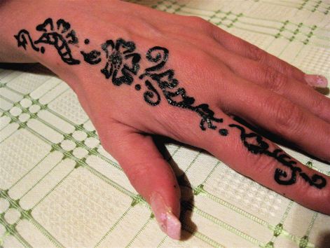 Hennafestét 02. Fekete hennafestés kézen